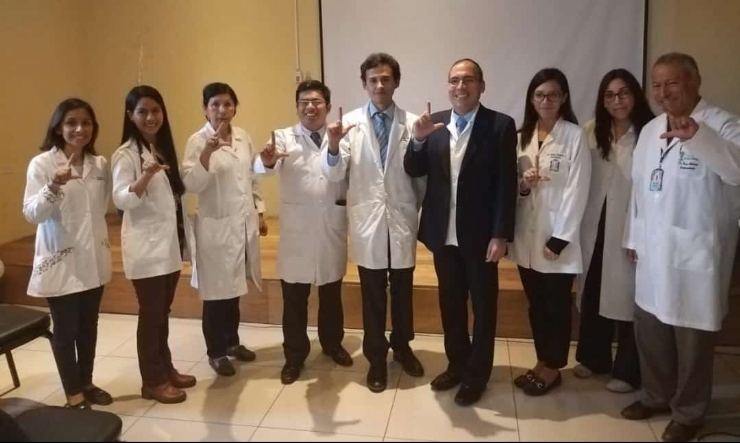 Dr. Nelson Purizaca gives a talk on lipodystrophy in the Endocrinology service of the Hospital 2 de Mayo in Lima.