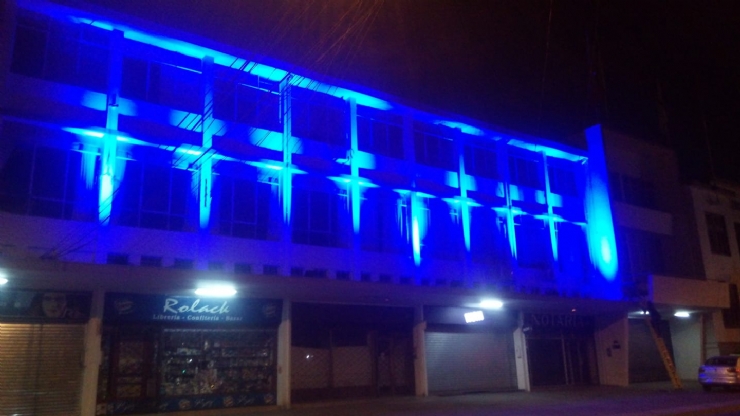 Die Fassade der Gemeindeverwaltung in La Unión (Chile) strahlte in türkisfarbenem Licht als Zeichen der Unterstützung zum Welttag der Lipodystrophien