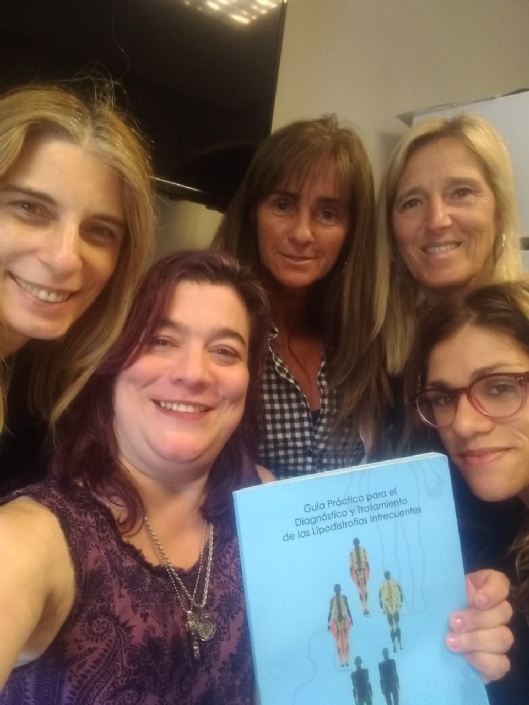 Die Vertreterin von AELIP in Argentinien überreicht der Ärztin Carla Mussoa das Praxishandbuch für Diagnostik und Behandlung von seltenen Fällen von Lipodystrophie