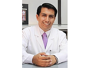 Der Chef der Genetikabteilung des Nationalen Instituts für Gesundheit, „Instituto Nacional de Salud del Niño de Lima“ (Peru) erhält ein Exemplar des Praxishandbuches für Diagnostik und Behandlung seltener Lipodystrophie.