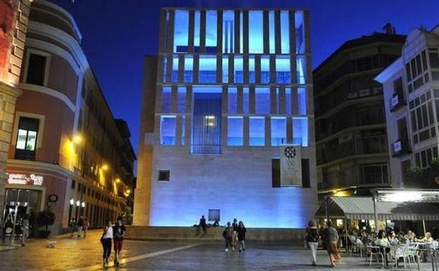  La ciudad de Murcia se ilumina de color azul turquesa con motivo del Día Mundial de las Lipodistrofias
