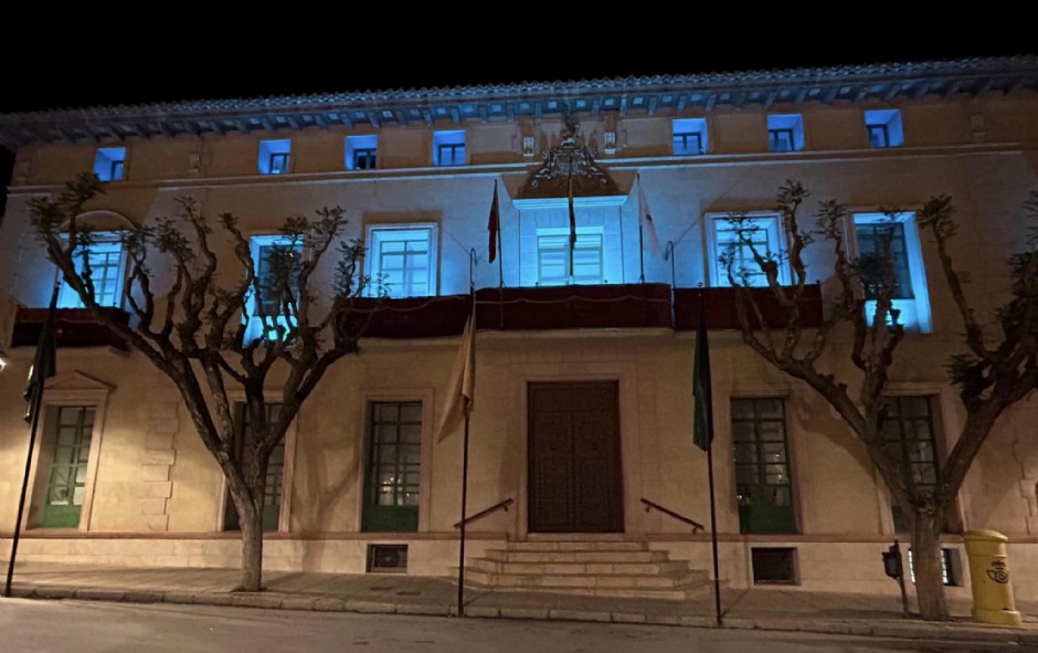 El ayuntamiento de Totana ilumina de color turquesa la fachada del consisitorio con motivo del 