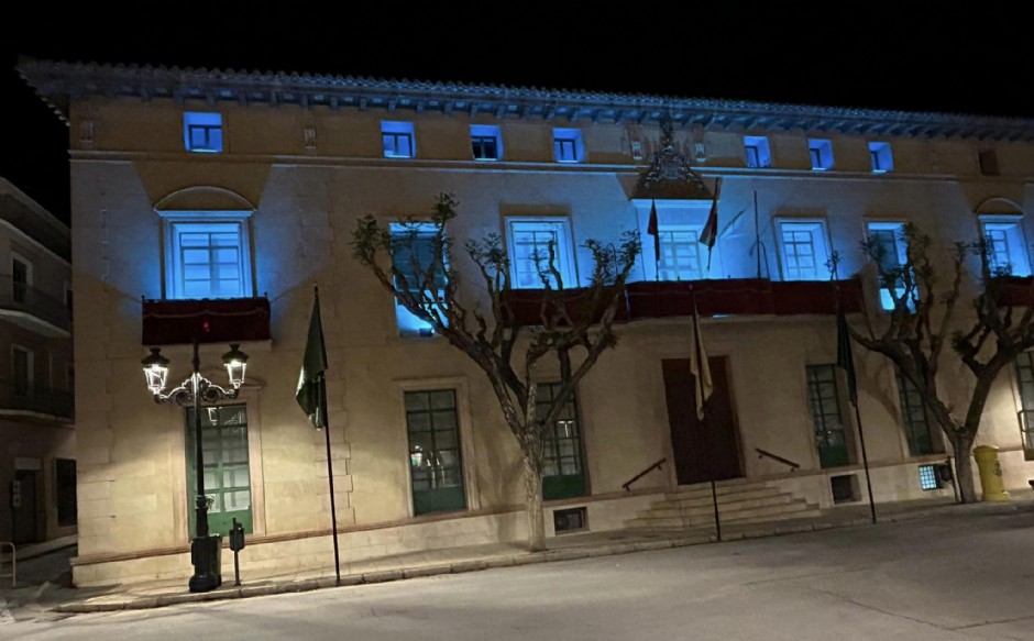 El ayuntamiento de Totana ilumina de color turquesa la fachada del consisitorio con motivo del 
