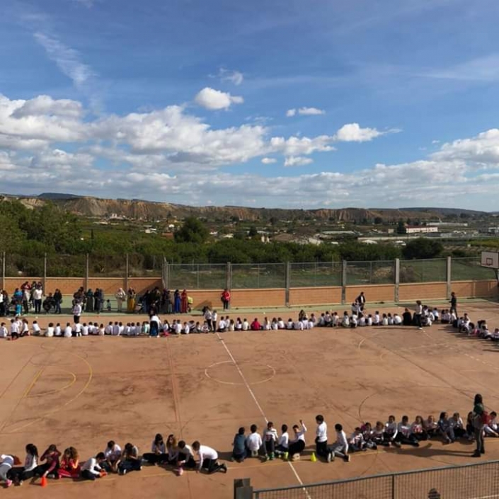 El colegio Santo Domingo San Miguel de Mula celebra una carrera solidaria a beneficio de AELIP, con motivo del Día de la Paz