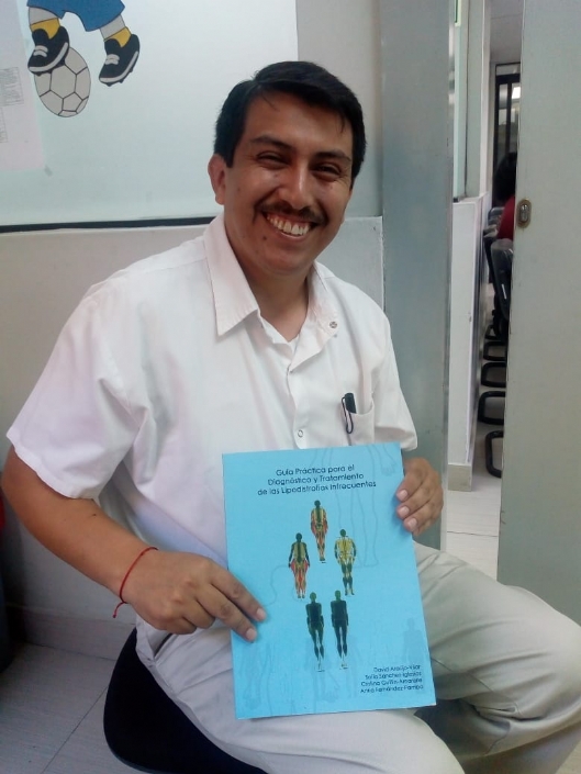 El jefe del departamento de Genética del Instituto Nacional de Salud del Niño de Lima (Perú), recibe  un ejemplar de la Guía práctica para el diagnóstico y tratamiento de las lipodistrofias infrecuentes