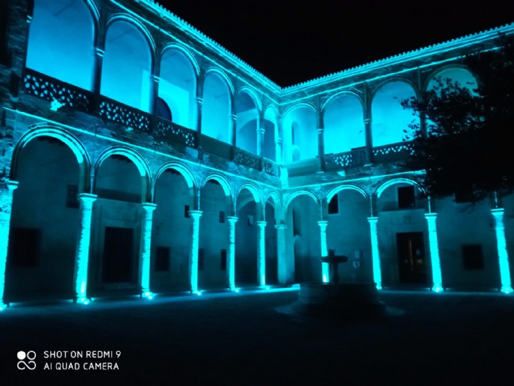 El Patio del Castillo Palacio de los Ribera de Bornos, se iluminó de color turquesa con motivó del Día Mundial de las Lipodistrofias 
