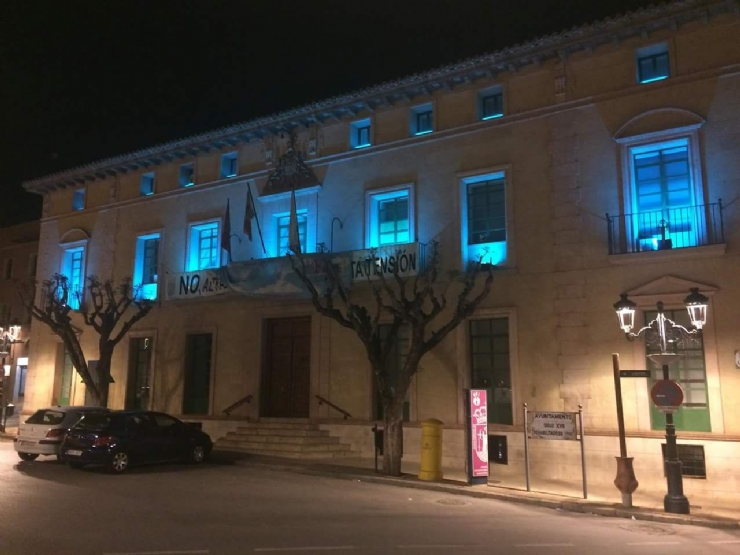 El color azul turquesa ilumina la fachada principal del Ayuntamiento de Totana como símbolo de apoyo al Día Mundial de las Lipodistrofias