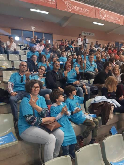 El UCAM Murcia CB contribuye a dar visibilidad a las lipodistrofias en el encuentro disputado ayer ante el Baskonia