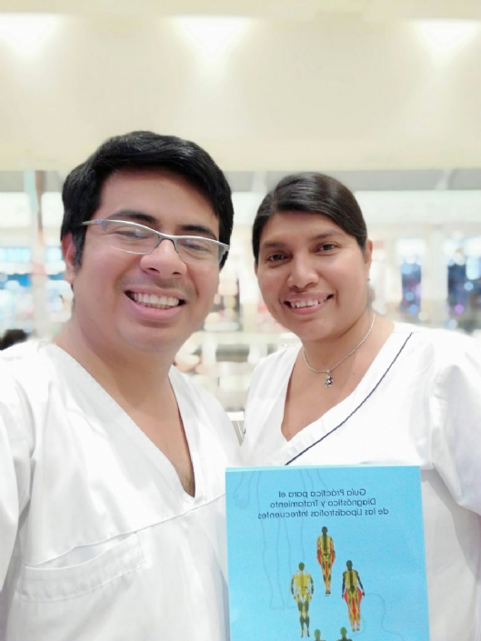 La delegada de AELIP en Perú hace entrega de un ejemplar de la Guía para el diagnóstico y tratamiento de las lipodistrofias al doctor Nelson Purizaca, miembro del Comité de expertos/asesores de la asociación