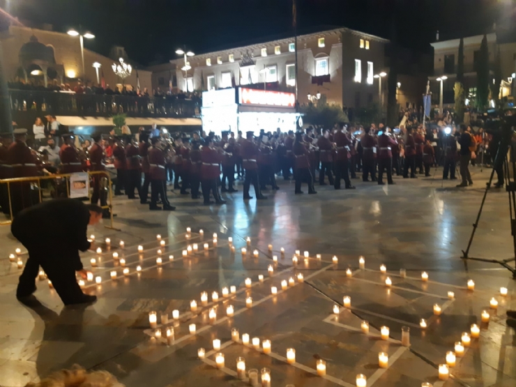 Cientos de velas se unen para formar las siglas de AELIP, en la VI Velada por las Lipodistrofias celebrada en Totana