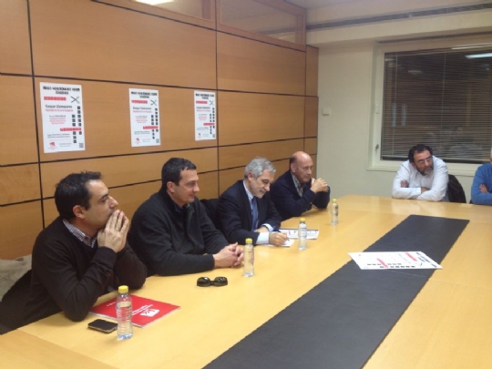 AELIP participó ayer, junto a otras asociaciones de FEDER Región de Murcia en una reunión con Gaspar Llamazares, portavoz de Izquierda Unida, en la que pudieron transmitirle de primera mano sus necesidades.