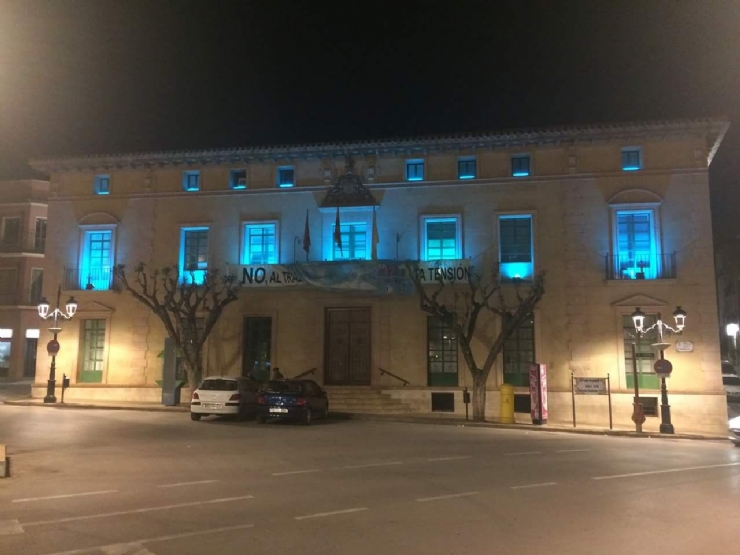 Imagen de la fachada principal del Ayuntamiento de Totana, que precisamente la pasada semana se iluminó dos días de color azul turquesa con motivo del Día Mundial de las Lipodistrofias