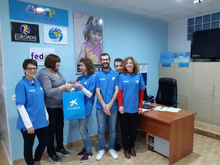 La Obra Social de La Caixa dona 2.000 euros a AELIP para contribuir al mantenimiento de la cartera de servicios que presta la asociación