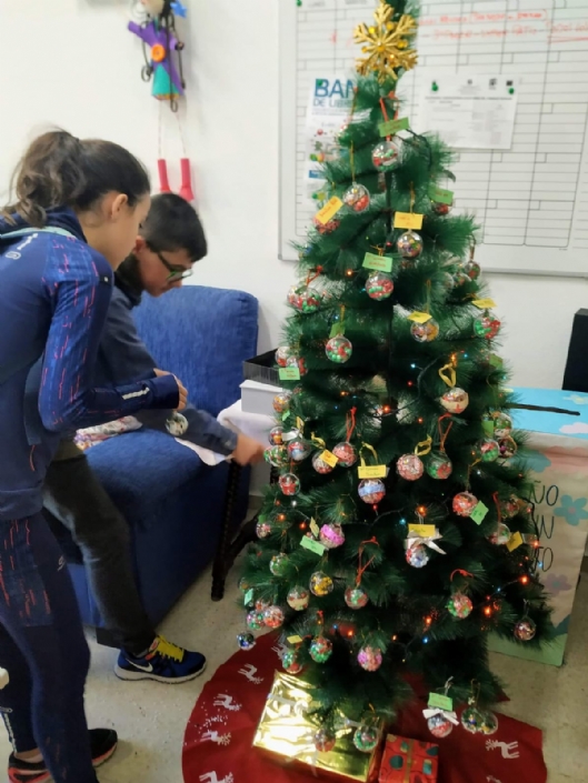 Alumnos del IES San Juan Bosco realizan adornos navideños para recaudar fondos para AELIP en el marco de la iniciativa recreos solidarios