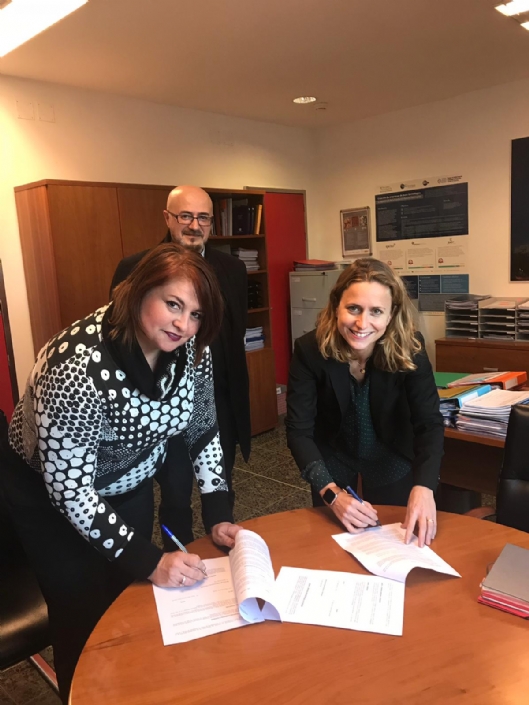AELIP firma un acuerdo de colaboración con la Fundación Instituto de Investigación Sanitaria de Santiago de Compostela por el que financiará un proyecto de investigación de la encefalopatía de Celia con 33.600 euros