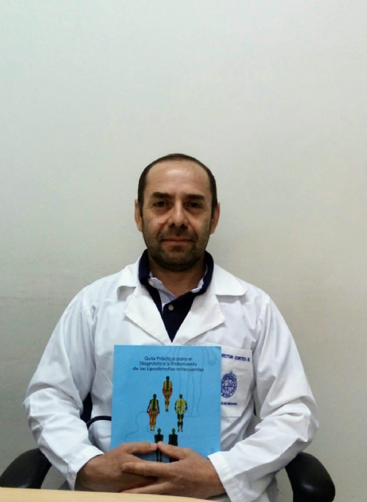 La delegada de AELIP en Chile y Brasil hace entrega de un ejemplar de la Guía práctica para el diagnóstico y tratamiento de las lipodistrofias infrecuentes al doctor chileno Víctor Cortés