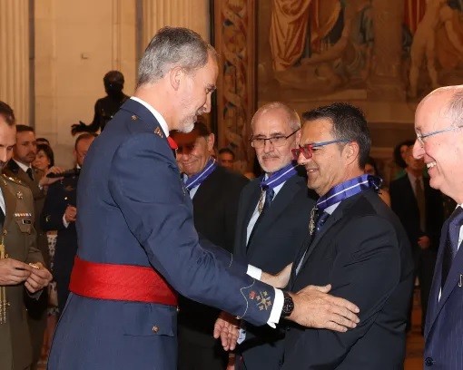 Juan Carrión, vicepresidente de AELIP, recibe la Condecoración de Encomienda al mérito civil por parte de su majestad Felipe VI