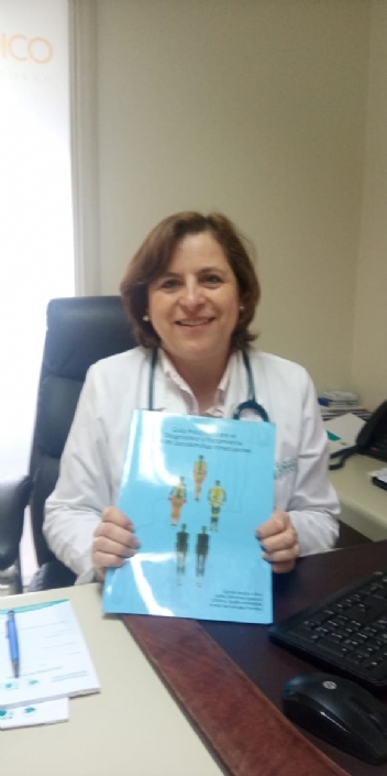  La dra Ingrid Niklitschek Huaquin de Chile, recibe la Guía de Diagnóstico y tratamiento para las Lipodistrofias infrecuentes 