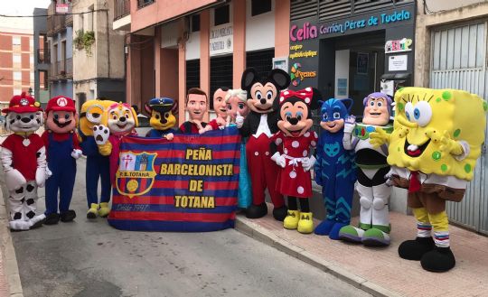El programa Muñecos Solidarios, que la Peña Barcelonista de Totana desarrolla en favor de AELIP y D´Genes, se amplía con tres nuevos personajes