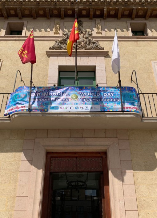 El Ayuntamiento de Totana luce ya la pancarta conmemorativa del Día Mundial  de las Lipodistrofias que se celebra este 31 de marzo