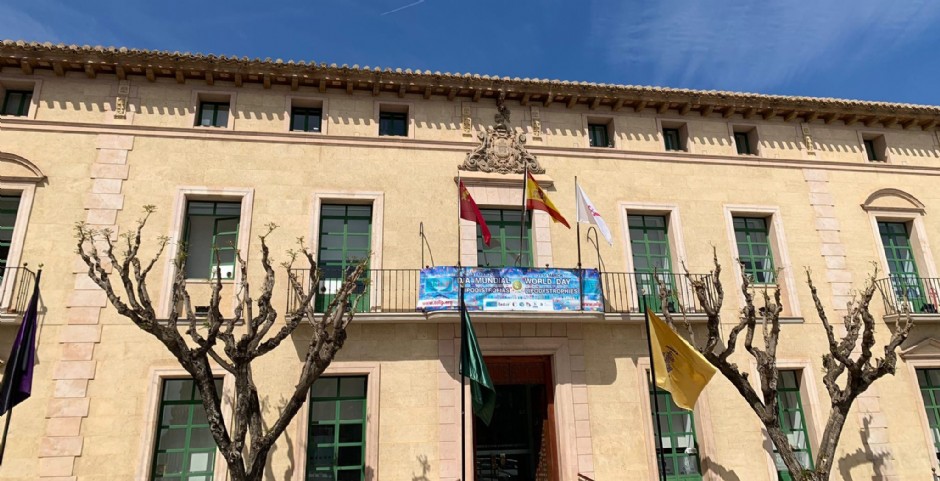 El Ayuntamiento de Totana luce ya la pancarta conmemorativa del Día Mundial  de las Lipodistrofias que se celebra este 31 de marzo