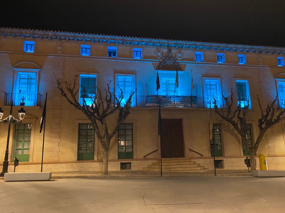 La fachada principal del Ayuntamiento de Totana se iluminó de color turquesa con motivo del Día Mundial de las Lipodistrofias