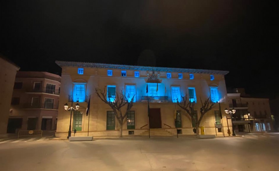 La fachada principal del Ayuntamiento de Totana se iluminó de color turquesa con motivo del Día Mundial de las Lipodistrofias
