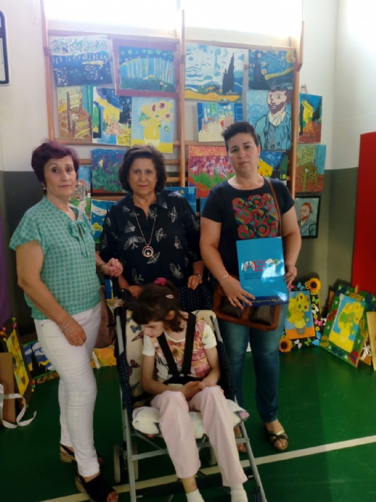 El colegio Santa Clara de Mula dona 580 euros a AELIP recaudados gracias a la exposición 