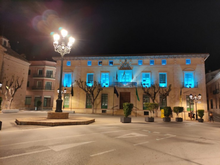 El ayuntamiento de Totana se suma al Manifiesto del Día Mundial de las Lipodistrofias colocando una pancarta conmemorativa e iluminando de azul turquesa la fachada consistorial