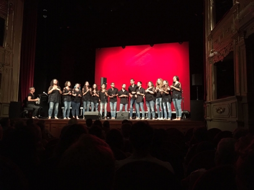 Aforo completo para presenciar la actuación del grupo Barcelona Gospel Mesenger en el Teatro Principal de Mahón, a beneficio de AELIP