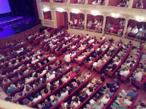 Aforo completo para presenciar la actuación del grupo Barcelona Gospel Mesenger en el Teatro Principal de Mahón, a beneficio de AELIP