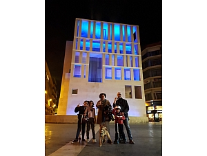 El edificio Moneo de Murcia se iluminó de color azul turquesa con motivo del Día Mundial de las Lipodistrofias 