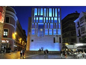  La ciudad de Murcia se ilumina de color azul turquesa con motivo del Día Mundial de las Lipodistrofias
