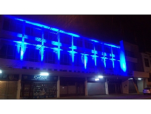 La fachada de la Ilustre municipalidad de La Unión (Chile) lució de color azul turquesa como apoyo al Día Mundial de las Lipodistrofias 