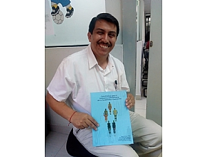 El jefe del departamento de Genética del Instituto Nacional de Salud del Niño de Lima (Perú), recibe  un ejemplar de la Guía práctica para el diagnóstico y tratamiento de las lipodistrofias infrecuentes