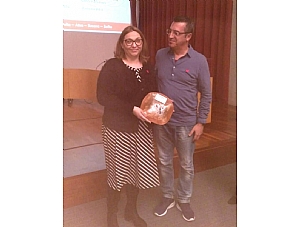 Vanesa Gomila, miembro de la directiva de AELIP, recibió el premio Organización de pacientes otorgado por la Fundación para personas con discapacidad de Menorca, en el marco del VIII Encuentro de Enfermedades Raras que organizó