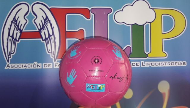 Balón solidario firmado por Andrés Iniesta y Vicente del Bosque