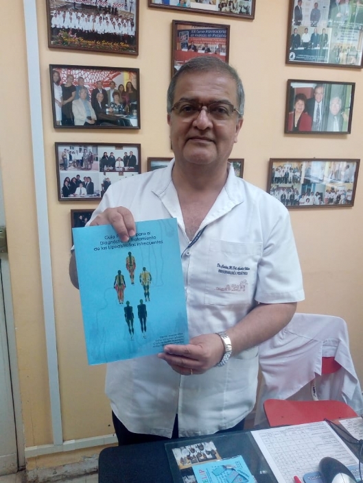 AELIP remet une copie du Guide pratique pour le diagnostic et le traitement des Lipodystrophies peu fréquentes au chef du département d’Endocrinologie de l’Institut National de la Santé Infantile de Lima (Pérou), Carlos Manuel del Águila