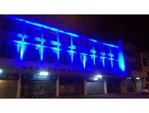La façade de la mairie de La Unión (Chili) a arboré la couleur bleu turquoise en soutien à la Journée mondiale des Lipodystrophies