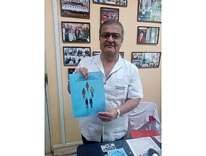 AELIP remet une copie du Guide pratique pour le diagnostic et le traitement des Lipodystrophies peu fréquentes au chef du département d’Endocrinologie de l’Institut National de la Santé Infantile de Lima (Pérou), Carlos Manuel del Águila