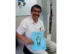 Chefe do departamento de Genética do Instituto Nacional de Saúde Infantil de Lima (Peru) recebe um exemplar do Guia Prático para diagnóstico e tratamento das lipodistrofias 
