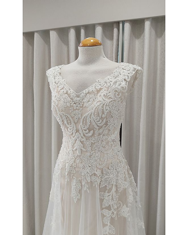 VESTIDO DE NOVIA CON BORDADO Y PEDRERÍA  - Foto 1