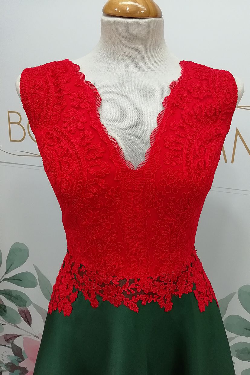 Vestido corto de capa cola y cuerpo de encaje. - Foto 1