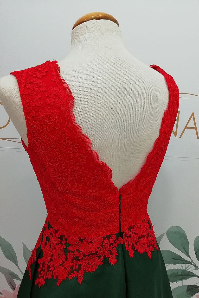 Vestido corto de capa cola y cuerpo de encaje. - Foto 3