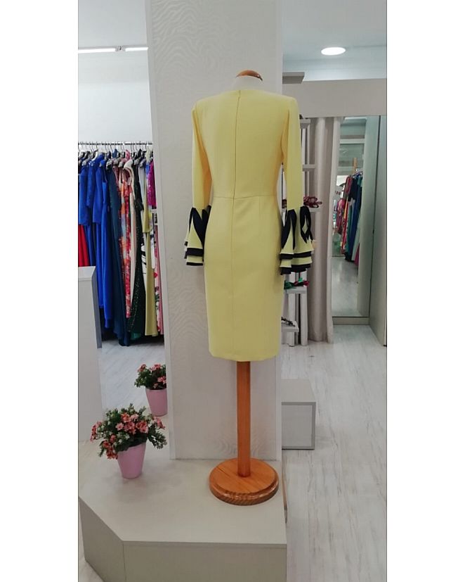 VESTIDO  AMARILLO CON VOLANTES EN NEGRO  - Foto 1