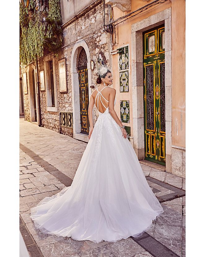 VESTIDO DE NOVIA CON ORIGINAL ESPALDA DE TIRAS BORDADAS - Foto 1