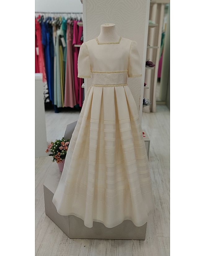 Producto: VESTIDO DE COMUNIÓN MARLA EN BEIGE 