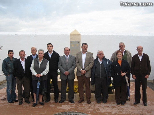 Inauguran un monolito de piedra en el cementerio municipal