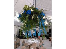 Decoración floral colgante en azul.