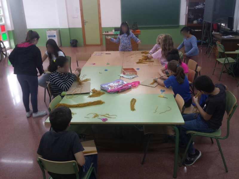 Los niños aprenden a hacer mayos a través del programa 